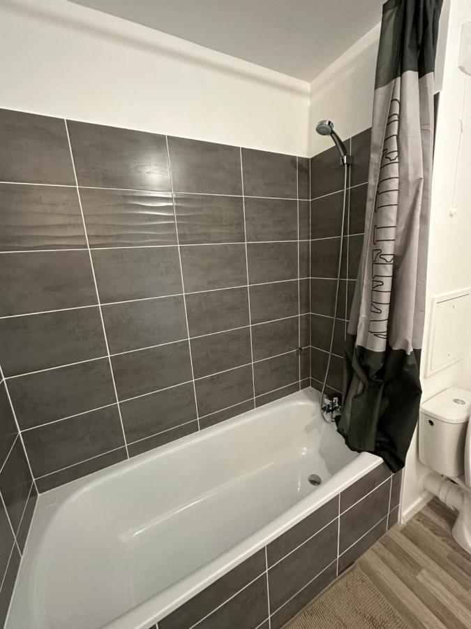 Agreable 2 Pieces Avec Balcon Et Parking Transports By Immo Kit Bnb ซาร์คเซลส์ ภายนอก รูปภาพ